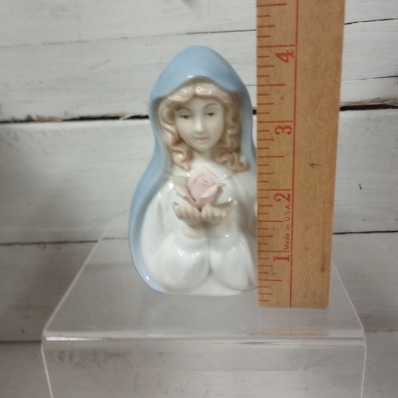 Vintage Porcelain Virgin Mary Ceramic Figurine With Flower Embellishment - Picture 8 of 9